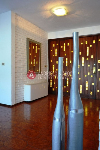 Casa De 5 Dormitorios Y Piscina En Zona De Cantegril- Ref: 4334
