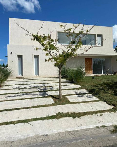 Casa En Venta Barrio Santa Guadalupe, Pilar Del Este