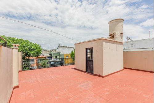 Ph En Piso Con Entrada Independiente De 3 Ambientes, Con Patio, Balcón, Cochera Y Terraza En Venta En Boedo, Caba.