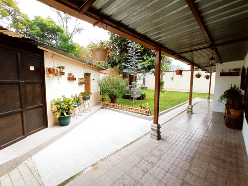 Imagen 9 de 30 de Vendo Hermosa Propiedad, Ubicada En Uno De Los Sectores Mas Selectos De San Lucas Sacatepequez, Incluye Dos Casas Con Amplio Jardin Ideal Para Casa De Campo O Todo Tipo De Negocio