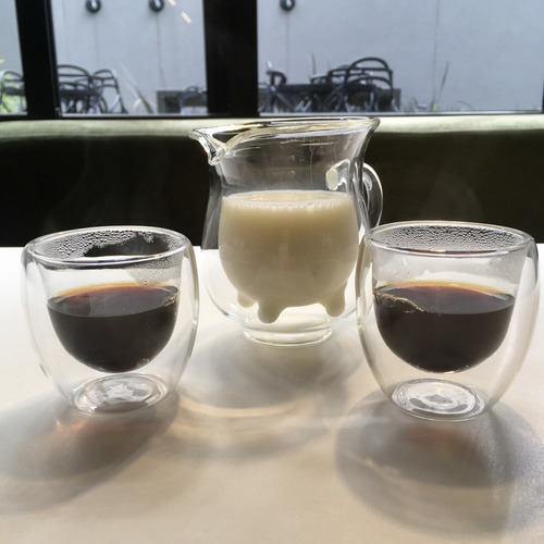 Imagem 3 de 9 de Jogo Caneca Xícara Jarra Vaquinha Com 2 Copos De Vidro
