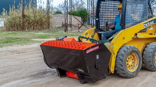 Imagen 3 de 4 de Implemento Pala Hormigonera Pecarí Para Minicargadoras