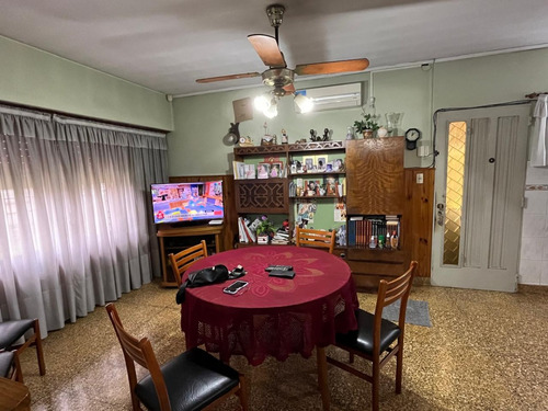 Excelente Chalet De Dos Dorm. Sobre Amplio Lote