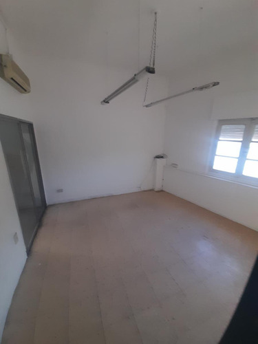 Inversión Inteligente Casa Con Patio, Cochera Y Posibilidad Comercial