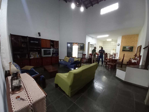 Imagem 12 de 14 de 1.000m², 04 Dormitórios, 01 Suíte, Espaço Gourmet E Piscina!