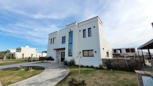 Casa En Venta En Barrio Lagos De Canning