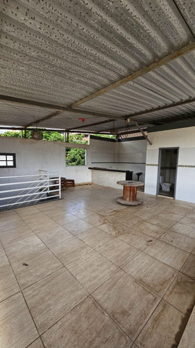 Prédio Com Três Apartamentos Por R$650.000,00