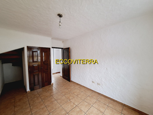 Vendo Belleza Y Amplia Casa, 4 Dormitorios, Excelente Ubicación, Sector De Alta Plusvalia