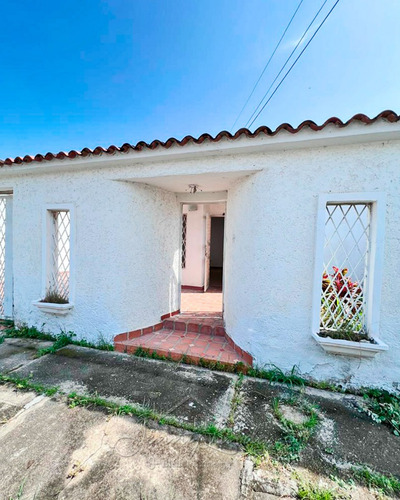 Venta Urb. La Macarena, Palo Negro, Casa 136 Metros Estado Aragua Conjunto Cerrado