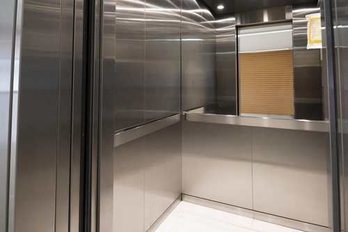 Venta Of.104m2 C/ Enorme Cochera - Piso Alto - Libertador Y Juramento