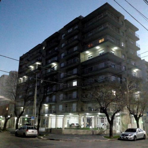 Dueño Directo Vende 2 Amplios Departamentos Con Vista Panorámica Y Cochera Cubierta. Apto Crédito. Excelente Ubicación En Moron A Pocas Cuadras Del Centro Comercial. Sin Comisión Inmobiliaria