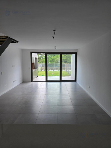 Townhouse En Venta De 3 Ambientes Con Galeria Y Jardin Privado En Oliden Joven
