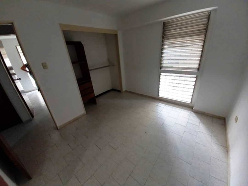 Imagen 10 de 15 de Venta Apartamento La Candelaria, 3habitaciones,2baños,1puesto. Desocupado