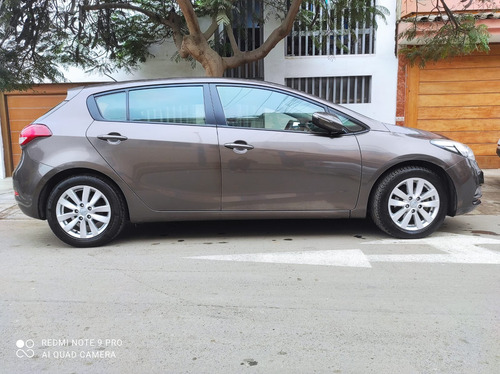 Auto Kia Cerato Hatchbac Color Beige Oscuro