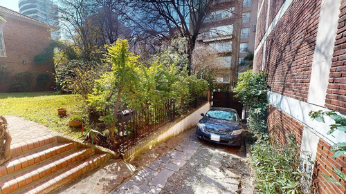 Imagen 5 de 26 de Buen Chalet Sobre Lote De 630 M2, Jardín Al Frente Y Al Fondo Con Quincho Cubierto.