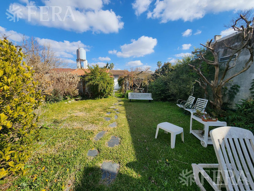 Venta De Casa De 3 Ambientes Con Cochera Y Quincho En Quilmes Oeste