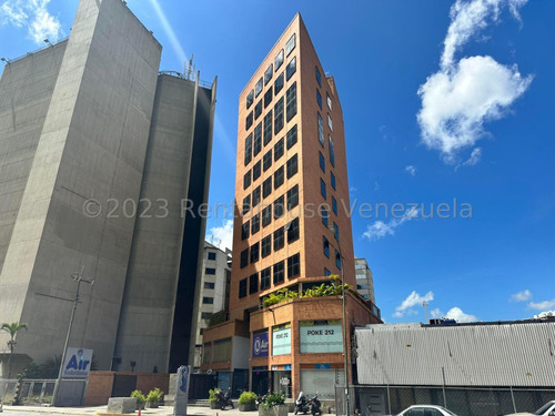 Bella Espaciosa Remodelada - Oficina En La Mejor Zona De Caracas - El Rosal -  Iyr 
