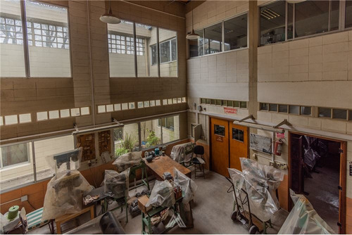 Venta De Local Industrial Y Tres Viviendas!!!