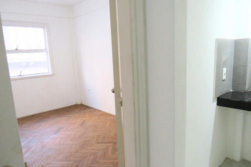 Venta Apartamento De Un (1) Dormorio Con Renta. Ciudad Vieja. Renta Anual 7%