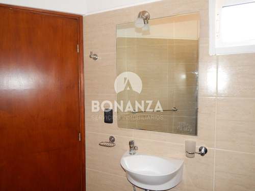 Casa En Alquiler, Piriápolis. 4 Cuadras De La Playa Y Rambla. 2 Dormitorios 2 Baños. Gran Parrillero Techado. Wifi, Aire Acondicionado, Alarma Tv Cable