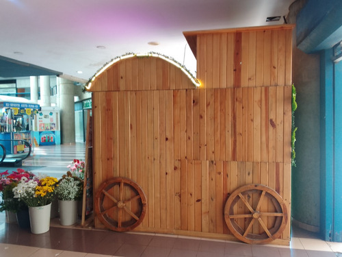 Venta De Local Comercial Tipo Carreta De 3 Mts2, Dedicado A La Venta De Arreglos Florales, Regalos, Bisuterias Y Detalles Con Amplia Clientela Ubicado En El Centro Comercial La Colina.