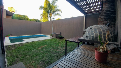 Imagen 2 de 22 de Excelente Chalet En 2 Plantas Reciclado Con Jardin Y Pileta. Precio Actualizado!!!!!!!