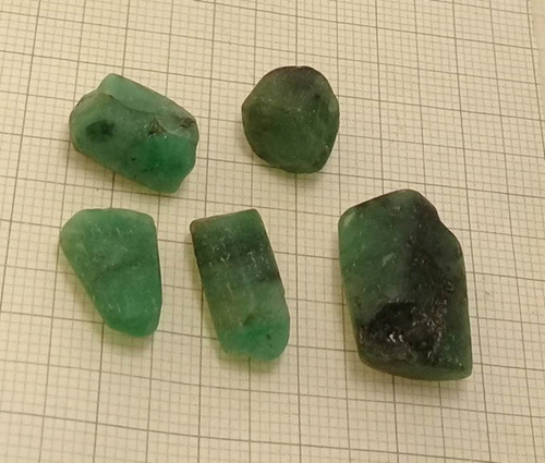 Esmeralda Rolada 45.00 Cts Bruto Kit 05 Pedras Selenita A Verde Translucido Cor Forte Pedra Preciosa Extra Da Bahia Garantia Eterna