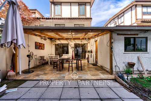 Estoril, Casa De 3 Pisos Con Excelente Conectivida...
