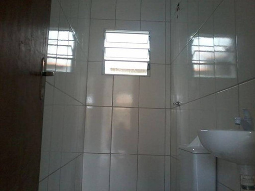 Imagem 23 de 30 de Imóvel Novo Tipo Casa Térrea Em Condominio Fechado Com Excelente Acabamento Com Azulejo Até O Teto Tanto Na Cozinha Como No Banheiro E Moldura De Gesso Nestes Dois Ambientes Janela De Alumínio Cor B