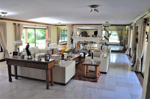 Importante Residencia A 700 Mts De Playa Mansa.- Ref: 11079