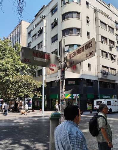 Mejor Ubicación Local En Huérfanos Esquina Morande