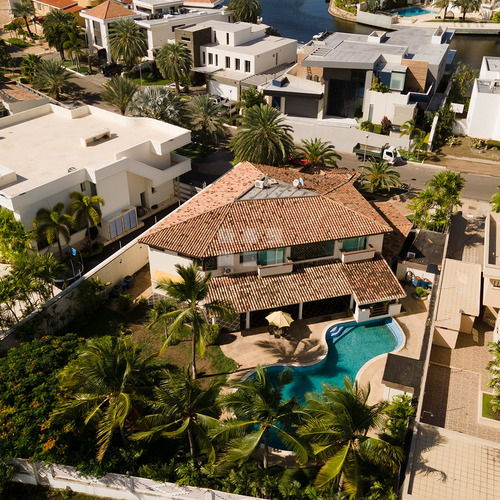 Hermosa Casa En El Condominio Exclusivo: Las Villas - Campo De Golf.