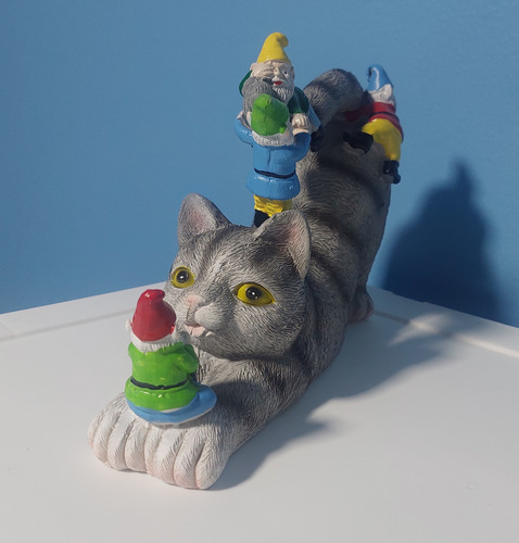 Enanos De Jardín Paseando En Un Gato (15cm)
