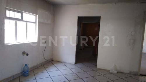 - Se Vende Casa Con Local En Col. Francisco Villa En Cd. Cuauhtemoc, Chih