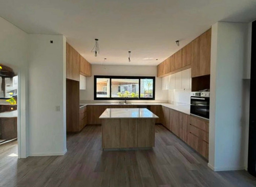 Casa En Venta El Canton A La Laguna