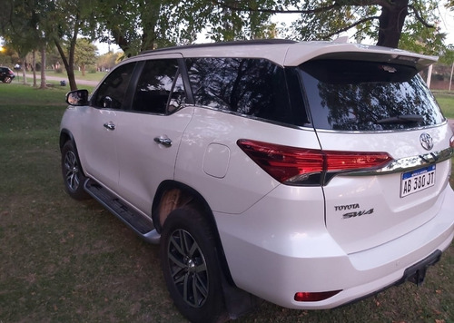 Imagen 7 de 19 de Toyota Hilux Sw4 2017 2.8 Srx 177cv 4x4 7as At