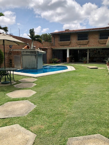 En Venta Bella Casa 563m²t Y 440m² C-5h+4b+1hs+1bs+piscina- T. Club Hipico