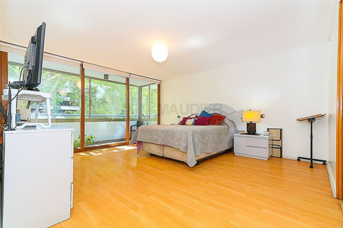 Departamento En Venta De 5 Dorm. En Providencia