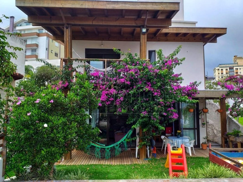 Imagem 1 de 15 de Casa A Venda Com 3 Quartos No Bairro Coqueiros Em Florianopolis. - V-81582