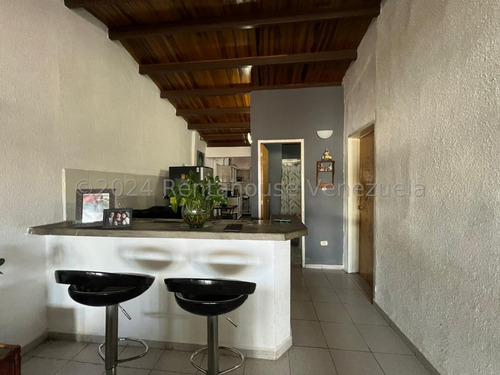 Raiza Suárez Vende Hermosa Casa Ubicada En La Parroquia El Cuji 2 4 1 9 8 7 5 Posee 4 Haitaciones, 2 Baños, 2 Puestos De Estacionamiento, Tanque Subterráneo De 2 Mil Litros, Seguridad Las 24 Hor