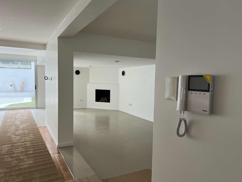 Casa De Estilo Francés, A Metros De La Av. Libertador, Remodelada A Nueva Con Un Concepto Moderno.
