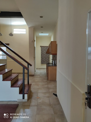 Imagen 2 de 14 de Vendo Casa Con Cochera 9 Autos ( La Comercial )