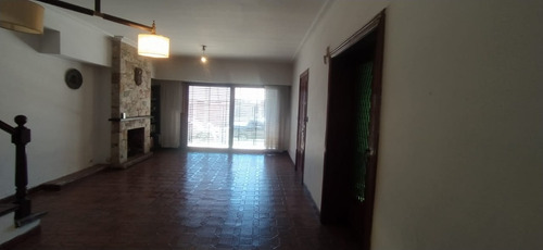 Chalet En Venta- Luis Maria Campos N° 294 Entre Zapiola Y Avellaneda- Bernal