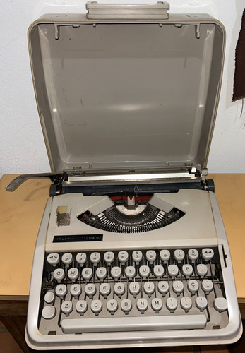 Máquina De Escrever Olivetti Lettera 82 (ver. Funcionamento)