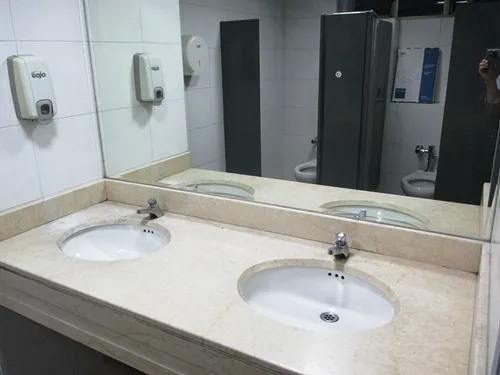 Arriendo Oficina 508 Chapinero Quinto Piso De 34mt Un Solo Espacio Iluminada Sol En La Tarde Luces Led Piso En Cerámica Un Baño Privado Y 6 Baterías De Baños Comunales Ascensor Escaleras De Emergencia