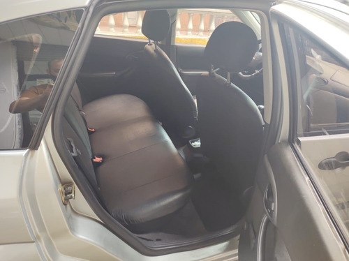 Ford Focus Ambiente 1.8n 5 Ptas. Mt / Gnc / 2004