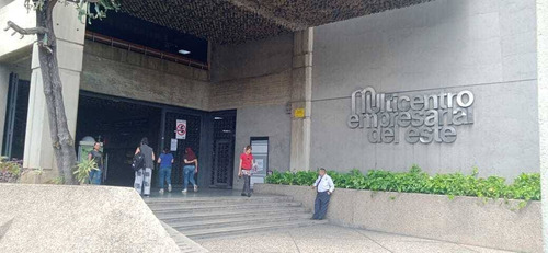 Amplia Oficina En El Multicentro Empresarial Del Este, (chacao).. Consta De  8 Oficinas Tabicadas, Sala De Conferencias