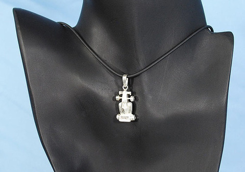 Imagen 3 de 4 de Dije F1 Vehículo Plata Ley .925 Incluye Collar Caucho