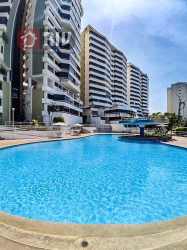 Venta- Lujoso Penthouse Ubicado En La Llanada, Caraballeda, Estado. La Guaira