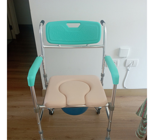 Silla Con Inodoro Plegable Con Ruedas (Usado)